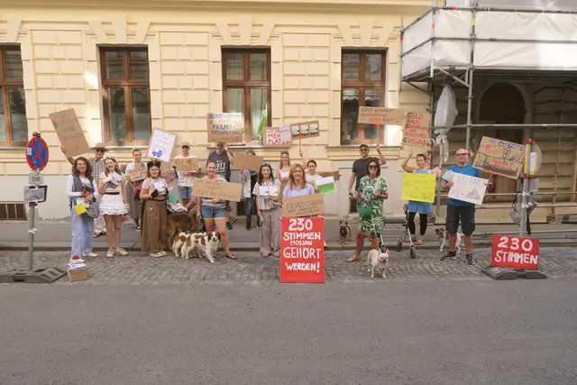 Erzürnte Hundebesitzerinnen und -besitzer protestierten vor dem Bezirksamt. | Foto: Patricia Hillinger/MeinBezirk