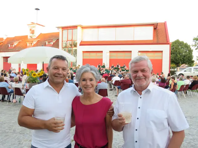 2. Vizebürgermeister Christian Schriefl, Ursula Schriefl und Bürgermeister Eduard Scheuhammer freuten sich über zahlreiche Gäste.  | Foto: Lena Palatin