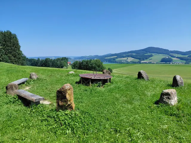 Steinkreis mit Feuerschale  | Foto: H.Bachinger
