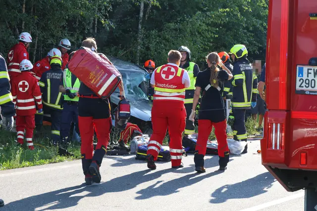 Ein Frontalcrash zweier Pkw auf der B1 Wiener Straße in Edt bei Lambach forderte zwei Todesopfer. | Foto: laumat.at