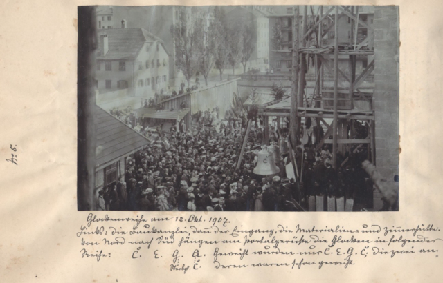 Glockenweihe am 12. Oktober 1907, zwischen Pfarrhaus und Kirche sind die Baukanzlei und die Material- und Zimmererhütte zu sehen | Foto: Pfarre Pradl