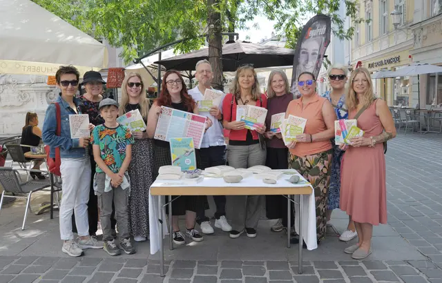 Mitglieder der Frauenplattform St. Pölten (eine Initiative des Büros für Diversität) informierten mit Schwammtüchern, Flyer und Lineal als Pensionsrechner am Donnerstag, 7. August am Herrenplatz, wie sich Teilzeitarbeit, Karenzzeiten und andere Lücken im Arbeitsleben auf die Pensionen von Frauen auswirken. | Foto: Wolfgang Mayer