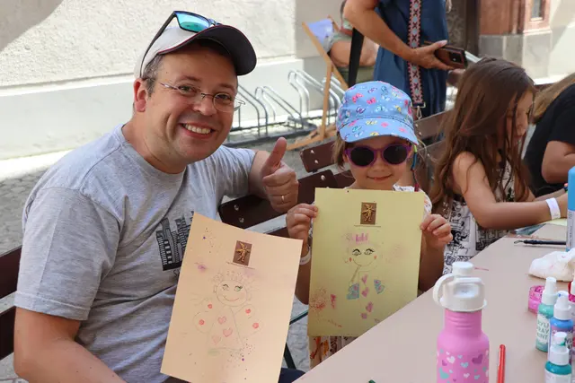 Auch Jasmin und Papa David präsentierten stolz ihre Kunstwerke. | Foto: Nimpf