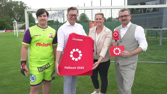 Matthias Zauner (ÖVP) mit der MeinBezirk NÖ-Chefredaktion Oswald Hicker und Sandra Schütz sowie Tormann Luca Allgäuer. | Foto: Lukas Triebelnig