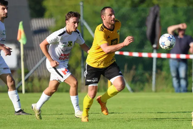 Martin Feichtinger (in Gelb) ist nach wie vor Spielertrainer der Union Senftenbach, welche "die Großen ärgern möchte".  | Foto: Reinhard Schröckelsberger