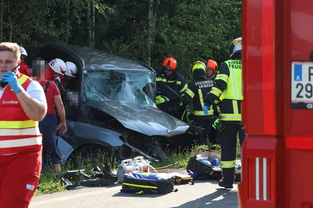 Ein Frontalcrash zweier Pkw auf der B1 Wiener Straße in Edt bei Lambach forderte zwei Todesopfer. | Foto: laumat.at
