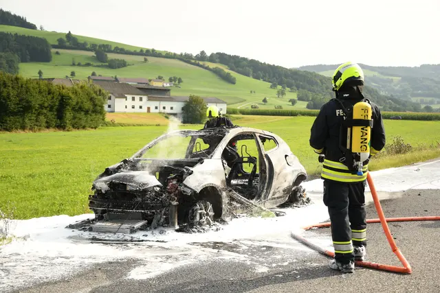 Während der Fahrt bemerkte der Lenker des Pkw plötzlich Rauchentwicklung im Motorraum. Geistesgegenwärtig lenkte er das Fahrzeug an den Straßenrand und konnte sich unverletzt in Sicherheit bringen. | Foto: DOKU-NÖ