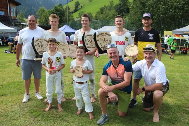 Starker Auftritt der Osttiroler Ranggler in Südtirol: Unionobmann Bernd Ganzer, Gabriel Mariner , Kevin Holzer, Matthäus Gander, LoStv: Thomas Gander
vorne: Florian Lang, Marco Mattersberger, SL Franz Holzer und LO Walter Geisler. | Foto: SU iDM Matrei