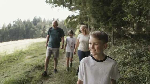 Die Bewegungs-Arena Innviertel bietet als österreichweit einzigartige, ganzjährig nutzbare und kostenlose Initiative ein rund 1.000 Kilometer langes, einheitlich beschildertes Wanderwegenetz mit vielfältigen Strecken für alle Fitnesslevels, das digital vernetzt ist und regionale Gastronomie sowie Ausflugsziele integriert. Diese gemeindeübergreifende Kooperation stärkt die regionale Wertschöpfung, fördert Bewegung für Einheimische und Gäste und verbindet Naturschönheiten mit Kultur- und Freizeitangeboten im Innviertel.  | Foto: S’INNVIERTEL Tourismus | Matthias Klugsberger
