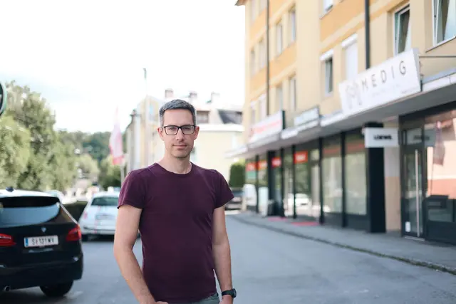 Kay-Michael Dank, Bürgermeister-Stellvertreter, bei einem Lokalenaugeschein in der Neutorstraße 45, wo statt einem Fliesengeschäft ein neues Mikrohotel kommen soll. Sehr zum Ärger der BewohnerInnen. | Foto: Alisa Vengerova