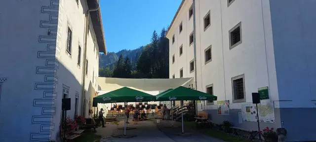 Aufbau der Bühne zwischen den Kästen