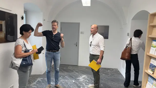 Bei einer Pressekonferenz am Freitag, 27. Juni 2025 gaben Vertretende der Marktgemeinde Tamsweg bekannt, dass bis Herbst 2025 zwei zusätzliche alterserweiterte Kindergartengruppen im Erdgeschoß des Schlosses Kuenburg entstehen sollen. | Foto: pjw