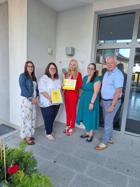 Ingrid Fürlinger, Postpartner-Mitarbeiterin, Eva Schachinger, Bürgermeisterin der Gemeinde St. Leonhard am Hornerwald, Silvia Aschauer, Amtsleiterin der Gemeinde St. Leonhard am Hornerwald, Anna Esser, Postpartner-Mitarbeiterin, und Reinhard Wondra, Postpartner Betreuer, Österreichische Post AG. | Foto: Österreichische Post