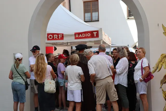 Da war einiges los: die Besucherinnen und Besucher bei der Ankunft von Kaiser Maximilian. | Foto: Nimpf