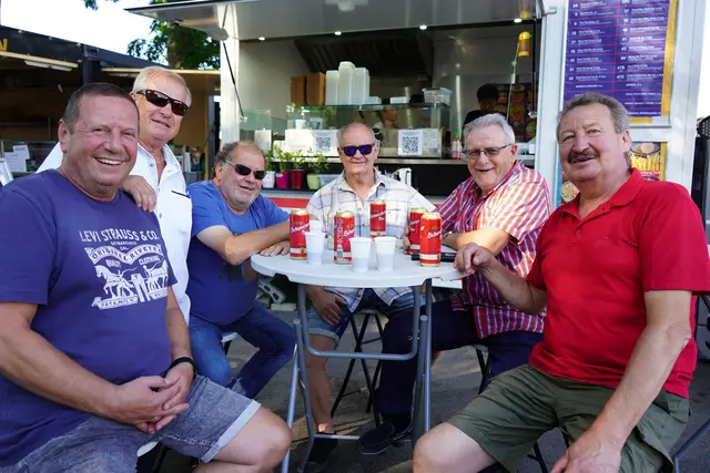 Diese Herrenrunde genießt das Golser Volksfest in vollen Zügen | Foto: Andrea Glatzer