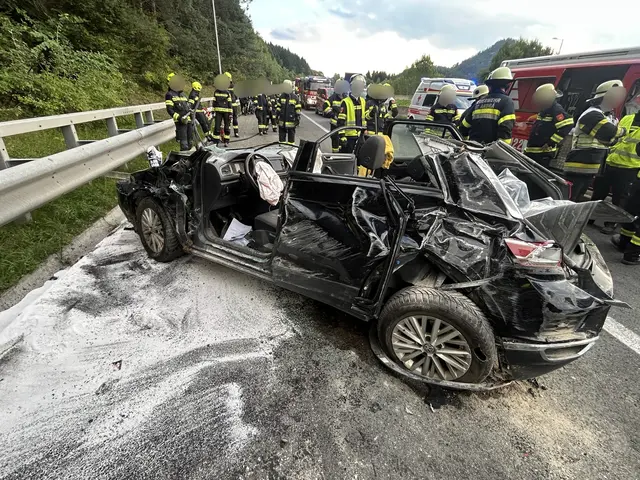 Sie kam von der Fahrbahn ab und fuhr auf die Leitschiene. | Foto: Freiwillige Feuerwehr Völkermarkt