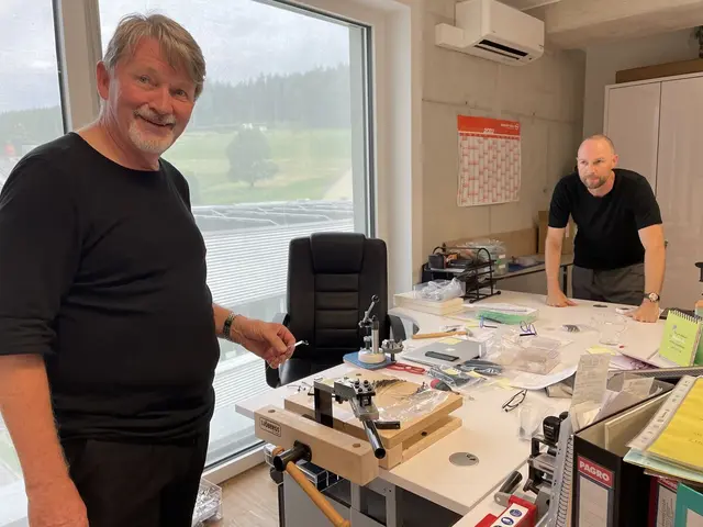 Gerald und Martin Lasnik forcieren weiterhin die Herstellung ihrer Brillenlinien. | Foto: Almer
