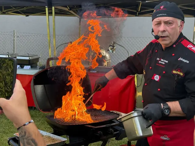 Grillen mit Adi Matzek. | Foto: Feuerwehr Neunkirchen