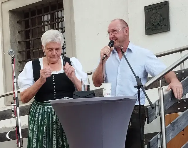 Mit Humor und Heiterkeit durch den Sommerabend: Resi Höbenreich und Max Sulzbacher 