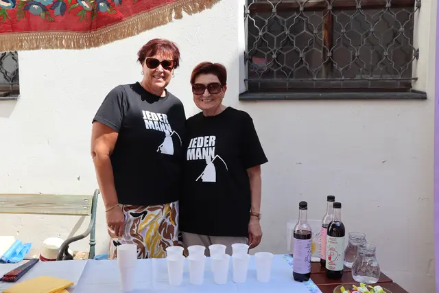 Michaela und Evi (v.l.) sorgten mit Gratisgetränken für die richtige Abkühlung an dem heißen Sommertag. | Foto: Nimpf