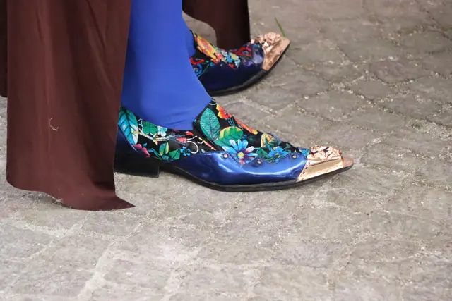 Seine Schuhe hat "Kaiser Maximilian" ganz neumodisch "im Internet bestellt", erzählt Fremdenführer Martin Nagiller. | Foto: Nimpf