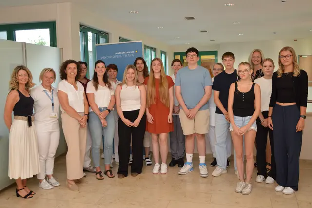 Gruppenbild der Ferialpraktikanten im Juli: Claudia Scherzer, Leitung med. Schreibdienst, Nicole Appel, Patientenadministration, Sonja Schindler, kaufmännische Standortleiterin, Veronika Pilz, Stationsleitung ZAM E 3, Selina Rohrmüller, Martha Fronhofer, Hygienefachkraft, Iris Fronhofer, Julia Berger, Leitung Einkauf-Materialwirtschaft, Bianca Fuchs, Karin Huber, Leitung Küche, Fabian Schandl, Susanne Schuster, Radiologietechnologin, Jonas Frank, Celina Weinstabl, Bernadette Erla, Personalverwaltung, Marie-Kristin Gindler und Laura Weinstabl (v.l.) | Foto: LK Waidhofen/Thaya