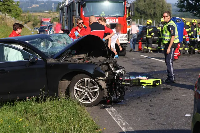 Ein Frontalcrash zweier Pkw auf der B1 Wiener Straße in Edt bei Lambach forderte zwei Todesopfer. | Foto: laumat.at