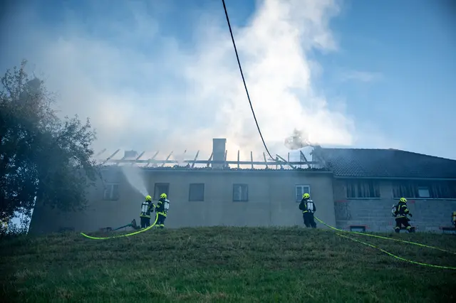 Die Feuerwehren bei den Löscharbeiten im Wohnbereich des Bauernhofs. | Foto: fotokerschi.at/Simon Brandstätter
