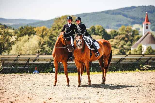 Reiterinnen in Ried am Riederberg. | Foto: lensofharmony
