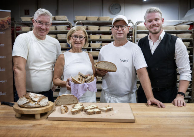 Geschäftsführer Wolfgang Hager (Bäckerei Hager GmbH & Co KG), Landeshauptfrau Johanna Mikl-Leitner, Produktionsleiter Mario Takats (Bäckerei Hager GmbH & Co KG) und Alexander Hager (Bäckerei Hager GmbH & Co KG) | Foto: NLK Khittl