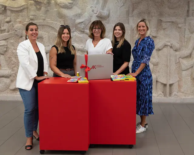 Birgit Schön, Leiterin der Abteilung Frauenpolitik, und AK Niederösterreich-Vizepräsidentin Angela Fischer übergaben ein Schulstartpaket an Vertreterinnen des Frauenhauses St. Pölten. | Foto: Jugoslav Krminac