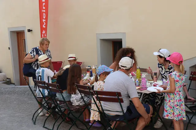 Für die kleinen Sommerfrischebesucher und -besucherinnen war vor dem Augustinermuseum ein Mal- und Basteltisch aufgestellt. | Foto: Nimpf