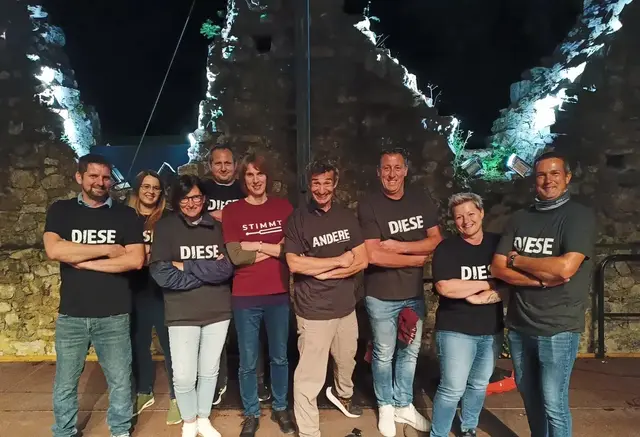 Omar Sarsam (4.v.r.) sorgte mit seinem Kabarett-Programm in der Burgarena Reinsberg für tolle Unterhaltung. | Foto: Martina Fölser