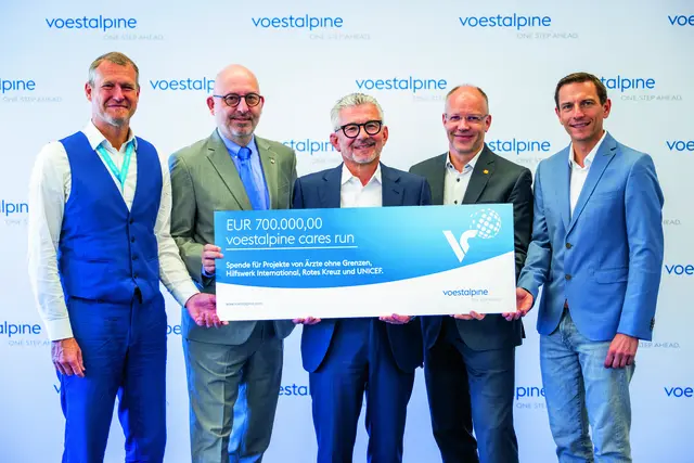 CEO Herbert Eibensteiner (Mitte) bei der Spendenpräsentation. | Foto: voestalpine