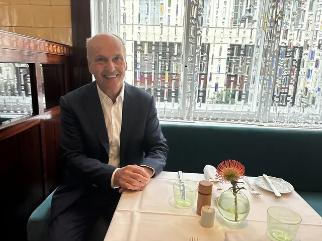 Peter Friese führt das 407 Jahre alte Lokal „Zum Schwarzen Kameel“ an der Bognergasse 5. | Foto: Michael Marbacher / MeinBezirk