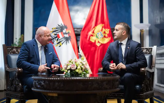 Bundeskanzler Stocker (links) hat Montenegro umfassende Unterstützung auf dem Weg in die EU zugesagt. Hier bei einem Treffen mit Premierminister Milojko Spajić. | Foto: BKA