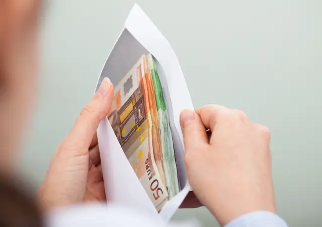 Das Opfer begab sich zur nächstgelegenen Bank und bemerkte, dass sich im Kuvert nur Papierstücke befanden. (Symbolfoto) | Foto: stock.adobe.com/at/Andrey Popov