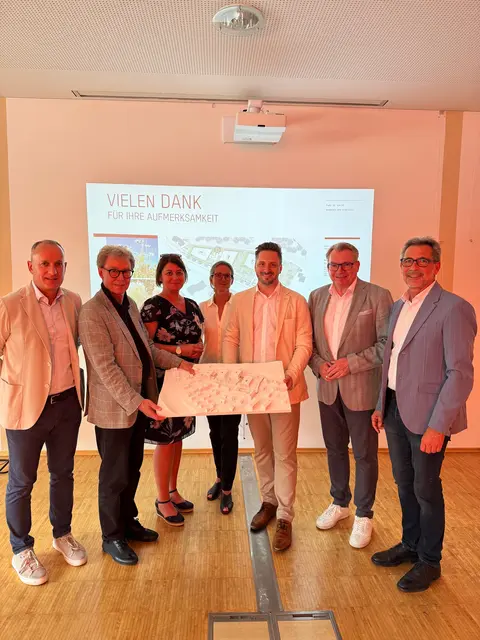 Mieter der Südtiroler Siedlung konnten erstmals das Siegerprojekt für die neue Wohnanlage der Neuen Heimat Tirol bestaunen. Im Bild (v.l.): Christoph Grasser, Klaus Adamer, Prokuristin Heidi Prankl, Maria Lercher-Frischmann, Andreas Gang, Johannes Tratter und Engelbert Spiß (v.l.).  | Foto: Gemeinde Kramsach