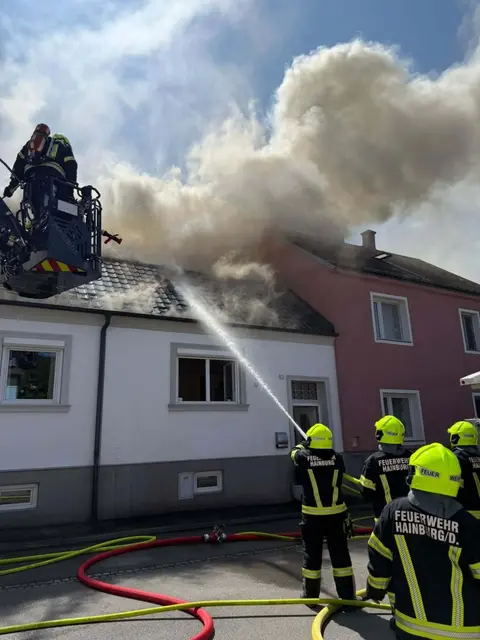 In weiterer Folge musste die Dachhaut geöffnet werden. | Foto: FF Hainburg