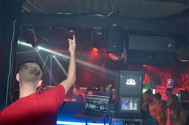 Sobald die Sonne untergeht (oder besser gesagt: die Bassboxen angehen), verwandelt sich Langer in DJ dalanga. | Foto: privat