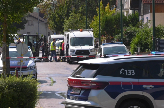 Die gesamte Straße ist aktuell abgeriegelt.  | Foto: Monatsrevue Ebreichsdorf
