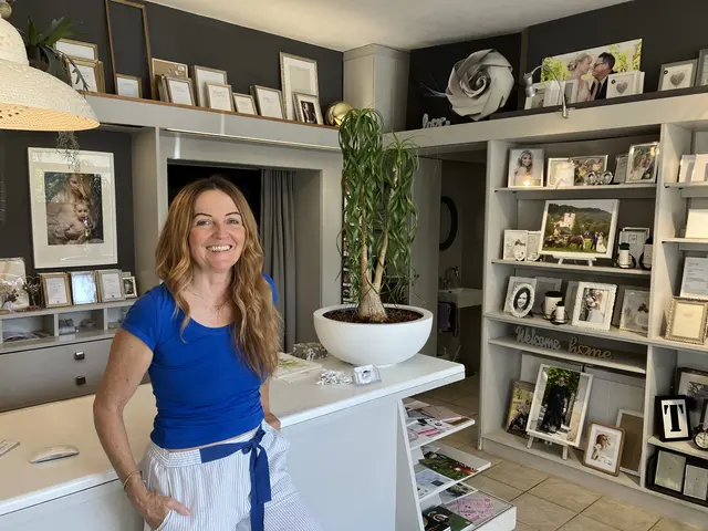 Doris Mitterer in ihrem Reich, dem Fotostudio Mitterer mitten in Bad Vöslau. Nächstes Jahr ist 20-Jahr-Jubiläum | Foto: Stockmann