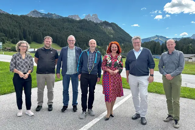 Cornelia Hagele mit den Bürgermeister:innen des Planungsverbandes Tannheimer Tal. | Foto: Land Tirol