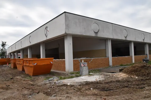 Ein ehemaliges Industriegebäude in Stoob wird aktuell von der Rechnitzer Firma Stipits abgerissen. | Foto: Michael Strini