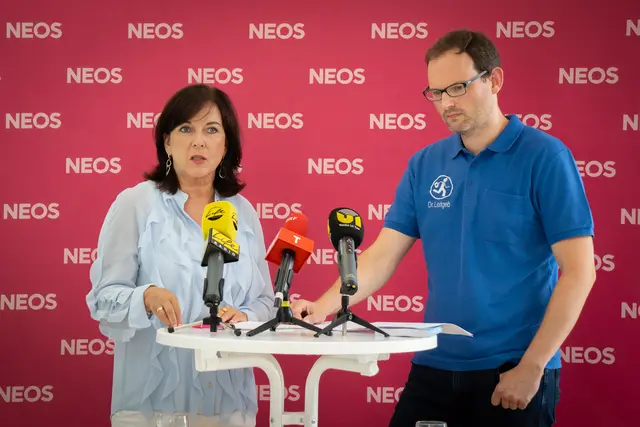 Fordern Bürokratieabbau bei der ÖGK: NEOS KO Birgit Obermüller und Allgemein- und Familienmediziner Dr. Marc-André Leitgeb-Mayer, der in Telfes und Navis ordiniert. | Foto: NEOS