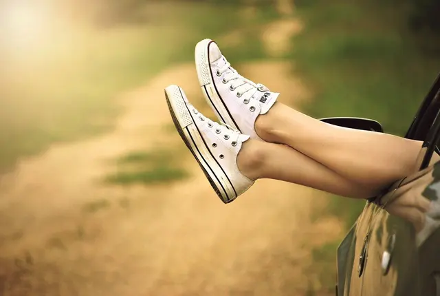 Am besten hat man im Sommer immer ein Paar fahrtauglicher Ersatzschuhe im Auto, die man vor Fahrtantritt anzieht. | Foto: Symbolbild pixabay.com