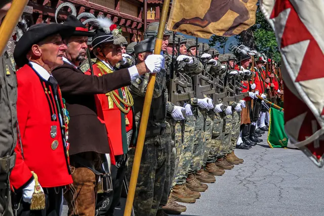 Gesenkte Fahnen "Habt Acht" beim Abspielen der Bundeshymne | Foto: Presse/MilKdo/Raggl