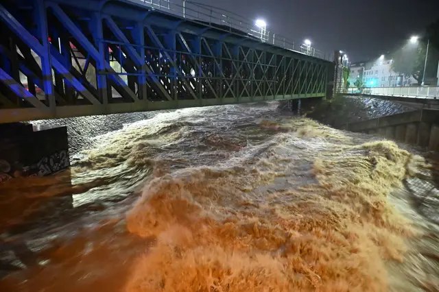 Der Pegelstand des Wienflusses erreichte in der Nacht auf Sonntag, 15. September, einen kritischen Stand. | Foto: Berufsfeuerwehr Wien