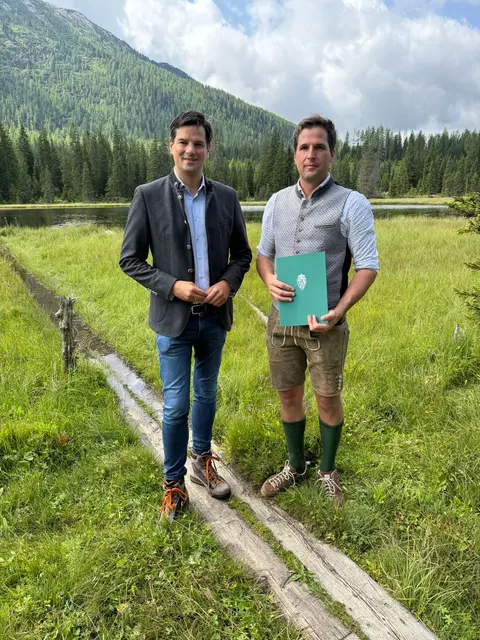 Franz Knerzl (r.) aus Michaelerberg-Pruggern wurde von Landesrat Hannes Amesbauer ausgezeichnet. | Foto: Land Steiermark/Lesky