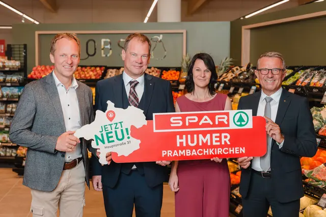 Jakob Leitner (r.), Geschäftsführer der Spar-Zentrale Marchtrenk, und Bürgermeister Herbert Holzinger (ÖVP, l.) zeigen sich gemeinsam mit den Spar-Kaufleuten Silvia und Johannes Humer erfreut über die Eröffnung des Supermarktes in Prambachkirchen. | Foto: SPAR